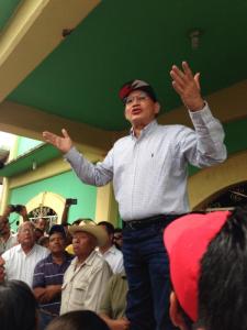 José Luis Utrera, coordinador de política de Gobierno del Estado en zona sur, cuando dijo: "aquí no hay ni 600" en la asamblea frente al campesinado. (FOTO TWITTER) 