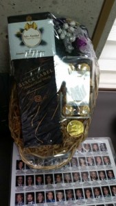 Joaquín Caballero les entregó una botella de Whiskey para este fin de año.