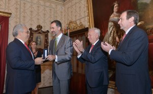 El gobernador Javier Duarte de Ochoa acompañó esta mañana al Rey de España, Felipe VI, quien entregó la Medalla de Honor de la Emigración en su categoría de oro al Círculo Mercantil Español, en el marco de su 150 aniversario, así como a la Sociedad Española de Beneficencia por sus invaluables aportaciones a la comunidad ibérica en México y España en momentos de necesidad.