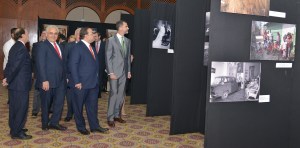 El Gobernador Javier Duarte de Ochoa y el Rey recorrieron la muestra fotográfica titulada Suspiros de España, exhibida al interior de las instalaciones del Casino Español.