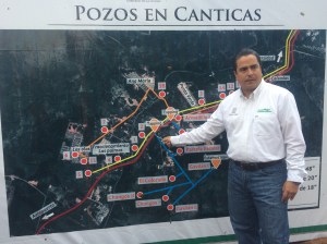 El alcalde muestra la ubicación de los 30 pozos profundos que se integran a la red de agua potable, con el acueducto.