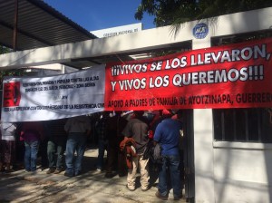 Toma simbólica de las instalaciones de la CNDH en Coatzacoalcos por su nula intervención en el caso de Ayotzinapa.