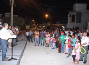 Los vecinos reciben los beneficios de su calle pavimentada.