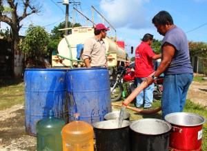 Pipas de gobierno abastecerán de agua.