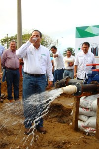 El alcalde Joaquín Caballero toma agua del pozo de Transportistas. "Es limpia", dice.