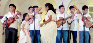 Utilizando jaranas, requinto, marimbas, quijada de burro, pandero y tarima, los nuevos decimeros y jaraneros atraparon al público con su talento y destreza para versar y zapatear, mientras familias completas aplaudieron a cada uno de ellos.