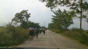 Estudiantes del CETMAR tienen que caminar largos kilómetros, pues los urbanos ya no entran por el pésimo estado del camino.