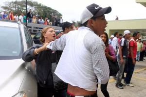 (ARCHIVO) Un grupo de porros contratados por el Ayuntamiento de Coatzacoalcos golpearon a ciudadanos cuando se manifestaban en los bajos del palacio municipal el pasado mes de diciembre. 