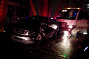 Se impactó una camión con la camioneta, luego del derrape. Afortunadamente no se cayó sobre el río.