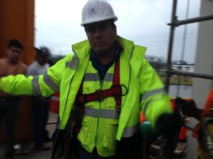 Este es el trabajador que quiso golpear a la reportera.