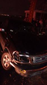 La camioneta quedó golpeada.