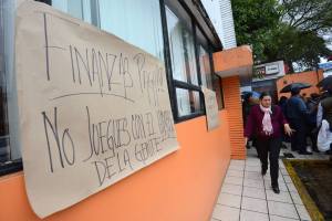 ‬ Trabajadores de las secretarías del Trabajo, Obras e Infraestructura y Prevención y Reinserción Social, exigen a Sefiplan su quincena * Trabajadores de la SIOP bloquean Lázaro Cárdenas por casi tres horas * Bloquean centro de Xalapa.