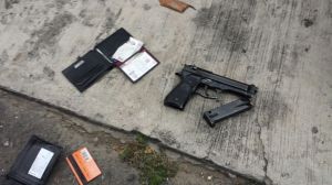 La pistola del maleante que utilizó para agredir a los policías.