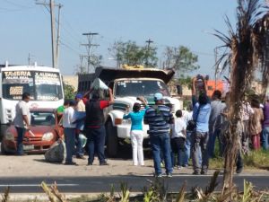Conato de violencia cuando un volteo se les echó encima con tal de pasar sobre la carretera.
