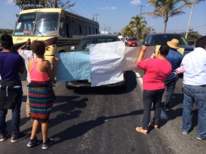 Cerraron la carretera de Veracruz-Xalapa para apoyar al alcalde de Medellín, Omar Cruz Reyes, señalado como autor intelectual del asesinato del periodista.