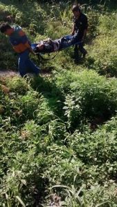 Ministeriales y servicios forenses levantaron el cadáver.