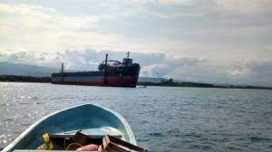 Han intentado sacar la nave con 15 barcos remolcadores pero no han podido sacarla, está encallada entre los arrecifes.