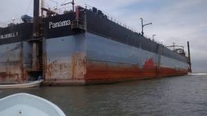 Los pescadores temen que el barco encallado en Mecayapan, por Los Arrecifes, ocasione fuga de combustible generando más contaminación.