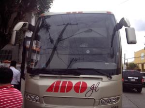 La bala iba directo a la cabeza del choger que logró evadirla; pero rozó la cara de un mecánico que iba a bordo.