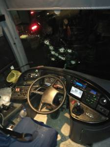 El chofer resultó con laceraciones graves en el rostro, por esquirlas de vidrio fragmentadas tras los disparos.