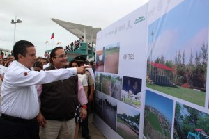 El alcalde Joaquín Caballero enseña el proyecto de remodelación de La Alameda.