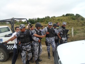 Policías Navales y guardaespaldas de la Subprocuradora se pusieron agresivos con la prensa, para formar un cinturón de seguridad con tal de ocultar los cadáveres de las fosas clandestinas. 