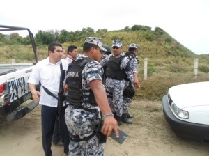 La Subprocuradora se escondió en el auto para luego echárselo encima a los reporteros y abrirse paso.