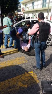 Un criminal muere en la balacera. Levantan su cadáver.