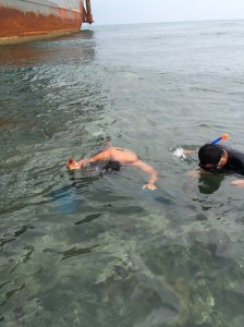 Los pescadores de la Cooperativa El Salado constatan el daño a los arrecifes por el encallamiento de esta barcaza.