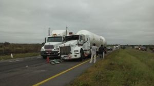 Caos y congestionamiento vial por este accidente; vehículos varados entorpeciendo el tráfico carretero.