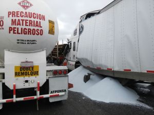 El polietileno se derramó en la autopista.