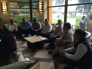 El Secretario de Gobierno, Gerardo Buganza, con los alcaldes del sur de Veracruz mientras la llegada del mandatario estatal.