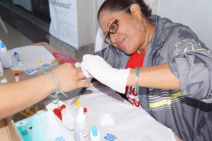 Especialistas de laboratorio hacen los muestreos.