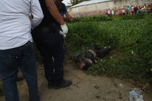 Presentaba signos de haber sido torturado; y estaba atado de manos.