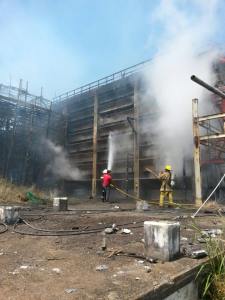 Una caldera de enfriamiento resultó cubierta por las llamas; tuvieron que sofocar el fuego.