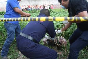 La policía ministerial sacó el cuerpo entre el pantano.