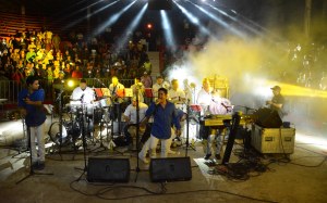 Anoche fueron los salseros Porfi Baloa y su orquesta Adolescente... esta noche será Yuri.