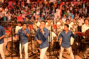 Porfi Baloa encendió los ánimos, calentó la noche con su ritmo de salsa.