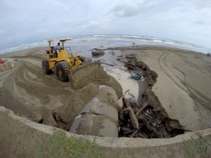 "Tapan" con tierra los canales de aguas negras que desembocan hacia Coatzacoalcos.