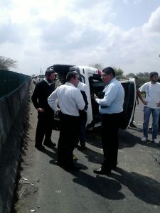 El Obispo (sudadera negra) se encuentra de pie tras el accidente.