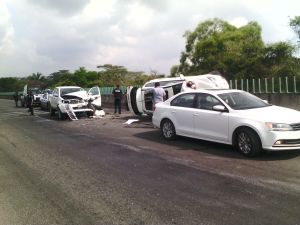 Obispo de Xalapa sufre aparatoso accidente en plena Semana Santa.