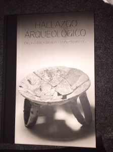 El libro es un catálogo de lujo a todo color.