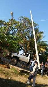 Le cambia postes de luz a pobladores de Villa Allende.