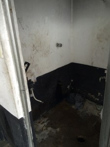 Excremento, orines, es lo que contiene al interior de las casetas de policía. Una burla a Seguridad Pública de Coatzacoalcos.