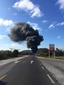 La explosión por el choque se vió hasta lo lejos, una larga columna de humo negro por el vehículo incendiado.