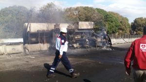 Hay un muerto en este siniestro en carretera Veracruz-Poza Rica.