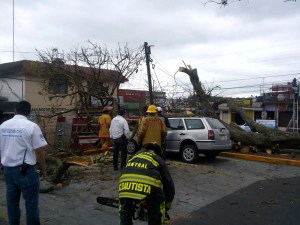 Al final, lograron recuperar el vehículo que presentaba severos daños.