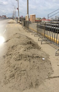 Más de 80 toneladas de tierra invadieron el malecón costero.