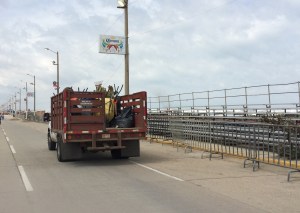 Empezaron a distribuir escobas, carretillas y palas para limpiar de arena.