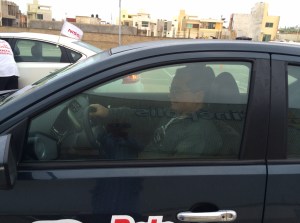 El público asistente comprobó con sus propias manos al volante el mecanismo de arranque y frenado.